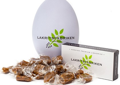 Nu är påsken på väg och vad vore den utan ett påskägg med lakrits? Lakritstoffee 130 g och Supersalt lakrits 40 g. Levereras i ett vitt påskägg av plåt med...